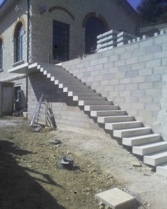 escalier-beton-porte-a-faux-macon-alpes-maritimes-06-var-83-launay-construction